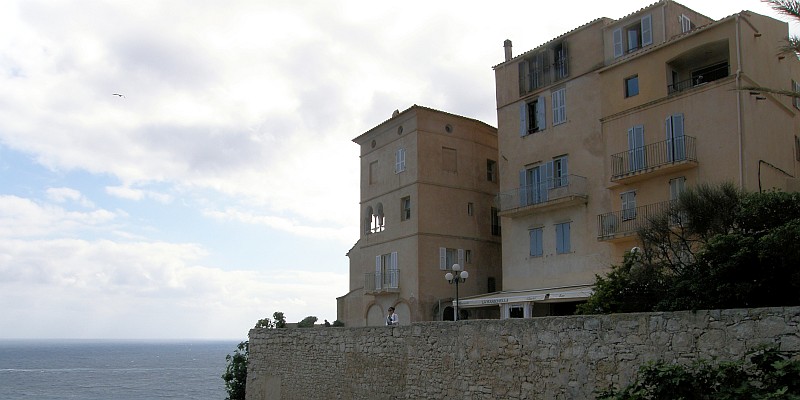 Korsika: Häuser an den Klippen von Bonifacio/Bonifaciu bedroht