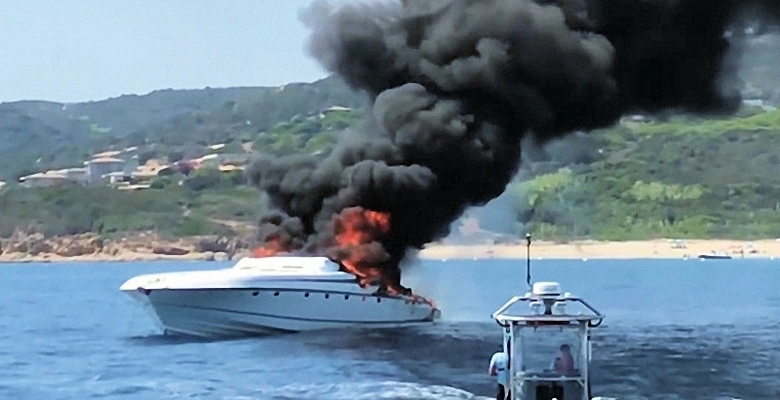 Yacht von Maître Gims  in Flammen
